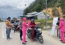 Polsek dan Bhayangkari Sekayam Bagi-bagi Takjil
