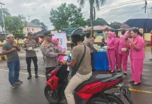 Polsek Entikong Perkuat Silaturahmi lewat Berbagi Takjil