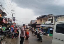 Polsek Sekayam Amankan Lalu Lintas Pasar Takjil