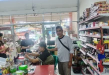 Penjual Pernak Pernik Idulfitri Entikong Sepi Pembeli
