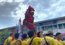 Antusiasme Warga Warnai Ritual Cuci Jalan di Sanggau