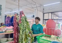 Pernak-pernik Idulfitri Mulai Diburu Warga Entikong