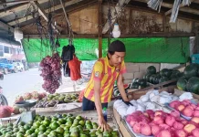 Ramadan, Pedagang Buah Sekayam Sebut Omzetnya Normal