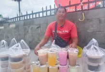 Pedagang Takjil Raup Rezeki dari Penumpang Bus Antarnegara