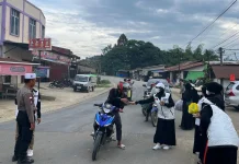 Polsek Sekayam Amankan Pembagian Takjil PASKAS