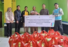 PLN IPUBP Sanggau Bagi-bagi Takjil di Sungai Batu