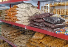 Warga Sanggau Ramaikan Toko Kue jelang Lebaran