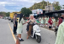 Pelajar Berbagi Takjil, Polsek Sekayam Lakukan Pengawalan
