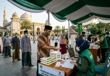 Salurkan lewat Amil, Ini Alasan Zakat Tidak Dianjurkan Dibagikan Sendiri