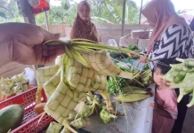 Pedagang Ketupat di Entikong Banjir Pesanan jelang Lebaran