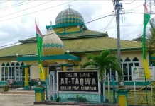 Warga Sekayam Bersihkan Masjid Sambut Idulfitri