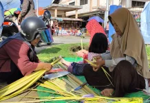 Penjualan Ketupat Meningkat jelang Idulfitri di Sanggau