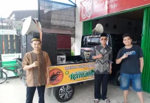 Remaja Masjid Sekayam Siapkan Obor LED Takbiran Keliling