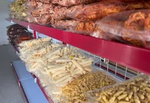 Stok Terbatas, Penjualan Snack di Sanggau Menurun