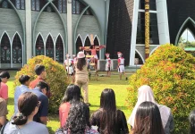 Jalan Salib Warnai Perayaan Jumat Agung di Sanggau