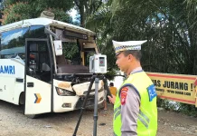 Polisi Olah TKP Kecelakaan Bus Damri di Penyeladi