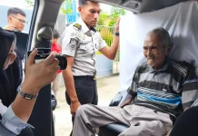 Warga Melawi dapat Layanan SPRI Mobile Imigrasi Entikong