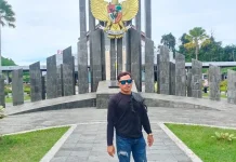 Antusias Warga Lihat Tugu Garuda PLBN Entikong
