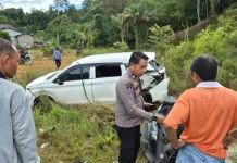 Polisi Tangani TKP Tabrakan Maut Batang Tarang Sanggau