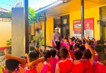 Polsek Entikong Tanamkan Disiplin Keselamatan Anak Usia Dini