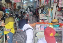 Toko Perlengkapan Sekolah di Perbatasan Diserbu Pembeli