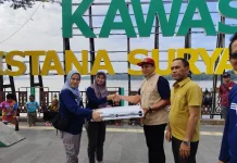 Disporapar Sanggau Serahkan Sarana Pendukung Pokdarwis Muara Kantu