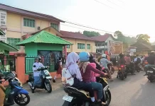 Para Ayah Antusias Antar Anak ke SMPN 1 Sanggau