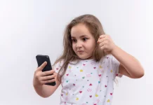 Diberi Handphone Saat Rewel, Pola Asuh Keliru untuk Anak
