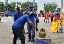 Warga Berebut Praktik, Simulasi LPG Damkar Sanggau Diserbu