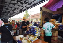 Warga Antusias, Sembako Bersubsidi Dijual Rp90.000