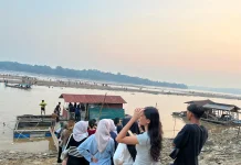Kemarau Panjang Hadirkan Pasir Timbul, Sedot Antusiasme Warga Sanggau