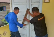 Tak Hanya Padamkan Api, Damkar Sanggau Bisa juga Buka Kunci