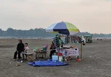 Pedagang Pasir Timbul Raup Omzet Jutaan saat Ramai