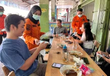 Kurangi Risiko ISPA, BPBD Sanggau Bagikan Masker