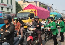Persit Yonif TP 833 Bagikan Masker untuk Warga