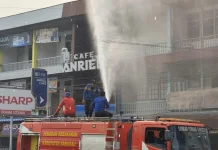 Damkar Sanggau Sediakan 6.000 Liter Air Atasi Debu