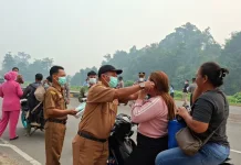 Cegah Meningkatnya Kasus ISPA, Puskesmas Entikong Bagikan Ribuan Masker