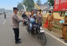 Polsek Entikong Bagikan Masker Cegah Dampak Kabut Asap