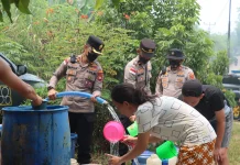 Polres Sanggau Salurkan Air Bersih untuk Warga Semajau