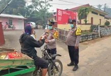 Kurangi Dampak Kabut Asap, Polsek Noyan Bagikan Masker