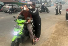 Dinsos P3AKB Sanggau Bagikan Enam Ribu Masker