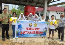 Krisis Air, ISKA Sanggau Salurkan 4.200 Liter Bersih