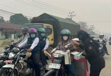 MABM Kapuas Bagikan Ribuan Masker Atasi Kabut Asap
