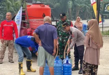Kemarau Panjang, Polsek Beduai Salurkan 6.000 Liter Air