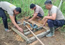 Polsek Noyan Bangun Sumur Bor Bantu Warga