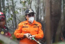 Wabup Susana Pimpin Pemadaman Kebakaran Lahan di Tayan