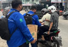 Kabut Asap, Mahasiswa Polnep Sanggau Bagikan Ribuan Masker
