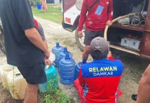 Damkar Sekayam Salurkan 9 Ribu Liter Air Bersih
