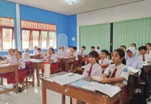 Pelajar SD Negeri 8 Sanggau Belajar Sambil Bermasker