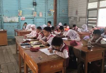 Ruang Kelas Kurang, Pelajar SDN 02 Balai Karangan Belajar di Rumah Dinas Guru